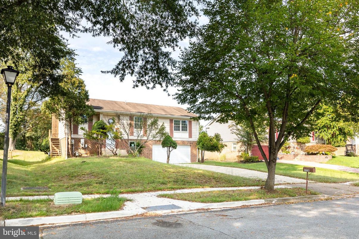 Attached, Exterior, Facade, Ranch