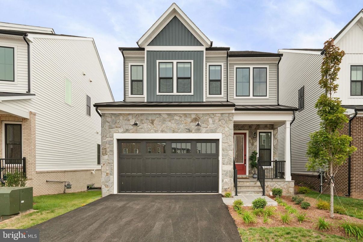 Attached, Exterior, Facade, Farmhouse