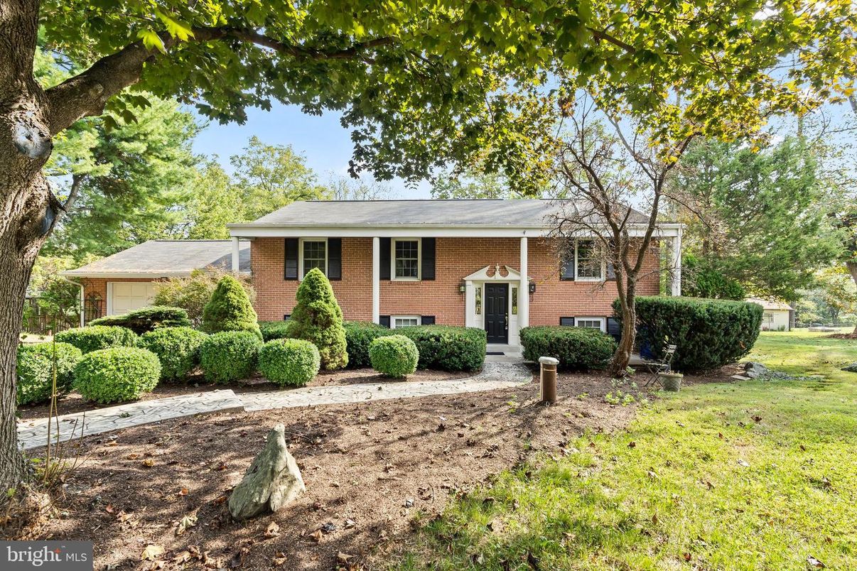 Exterior, Facade, Brick Facade, Georgian