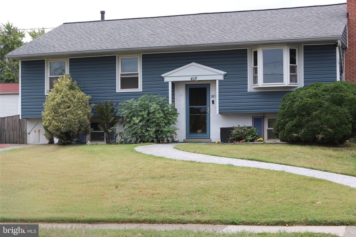 Exterior, Facade, Raised Ranch