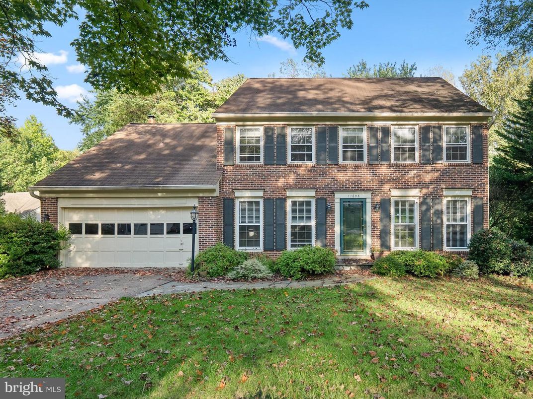 Attached, Exterior, Facade, Brick Facade, Georgian