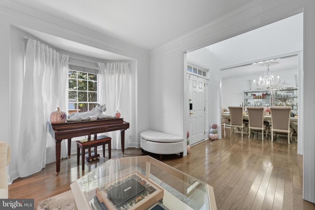 Chandelier, Dining room, Interior, Piano, Wood Texture Flooring