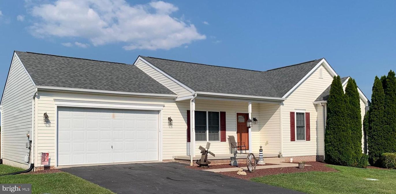 Attached, Exterior, Facade, Farmhouse