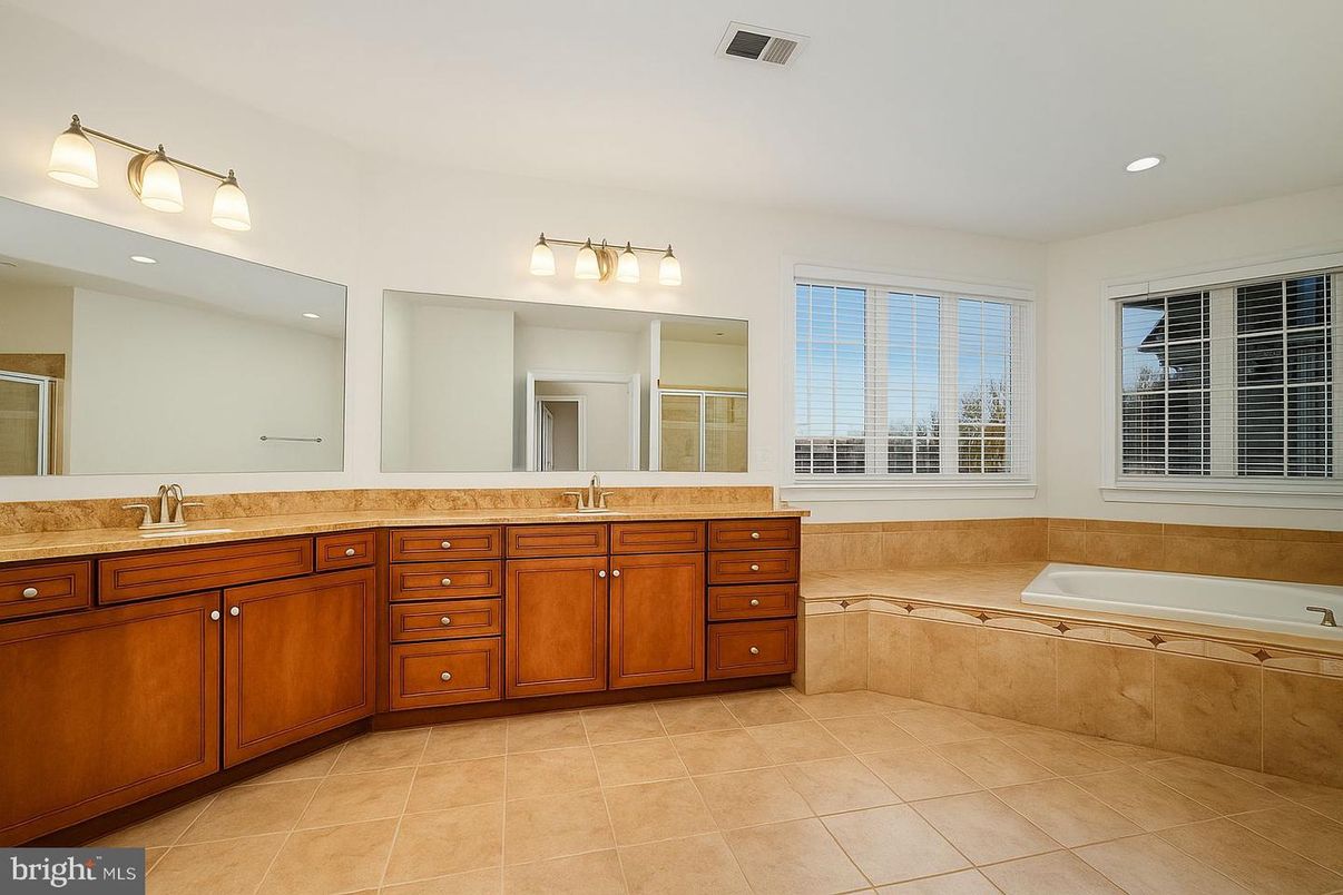 Bathroom, Dual Sink Vanities, Interior, Recessed Lighting