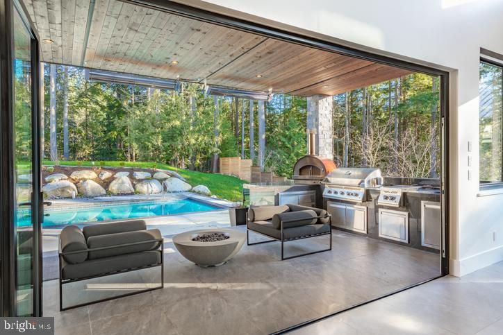 Exterior, Outdoor Kitchen, Pool