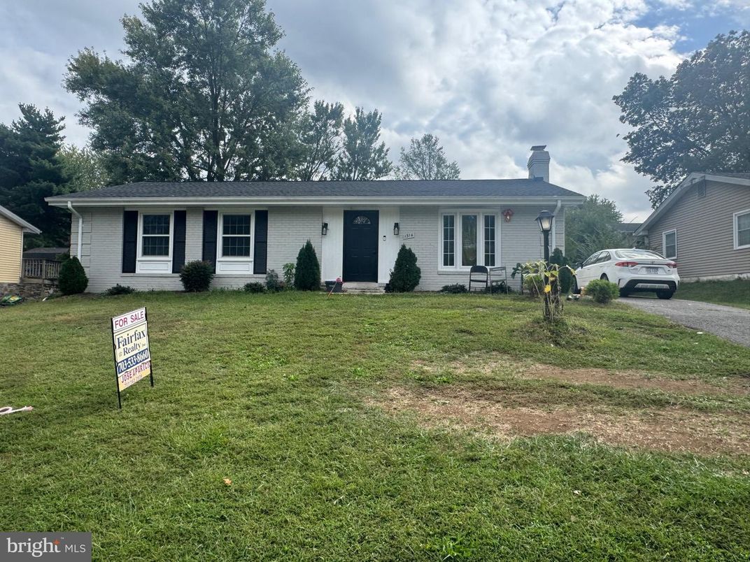 Exterior, Facade, Ranch