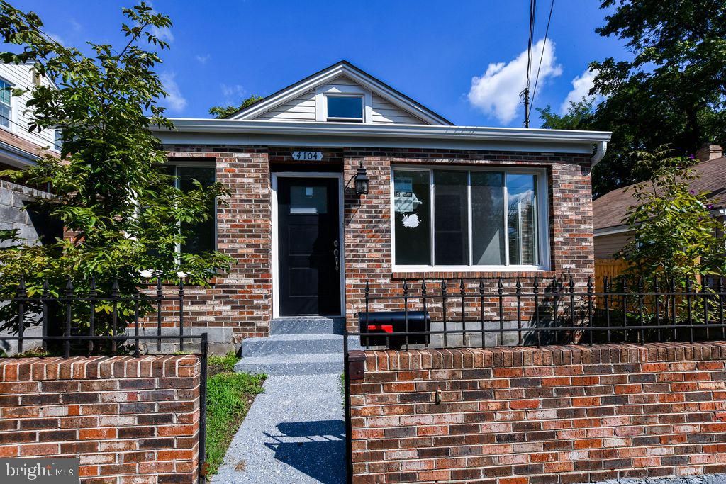 Exterior, Facade, Brick Facade, Cape Cod