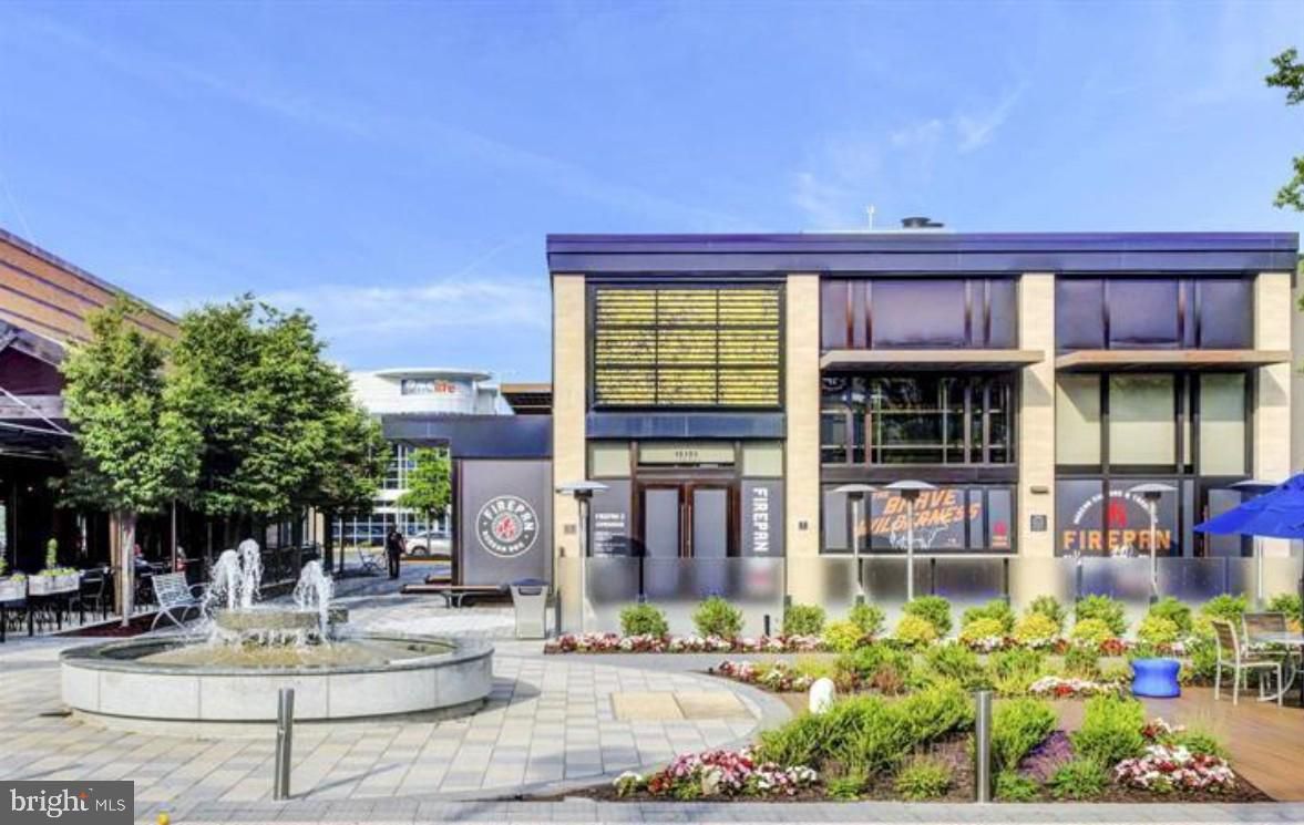 Exterior, Facade, Modern