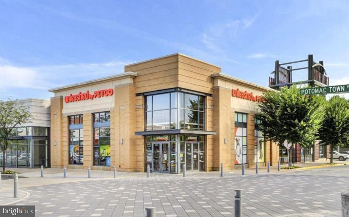 Exterior, Facade, Modern