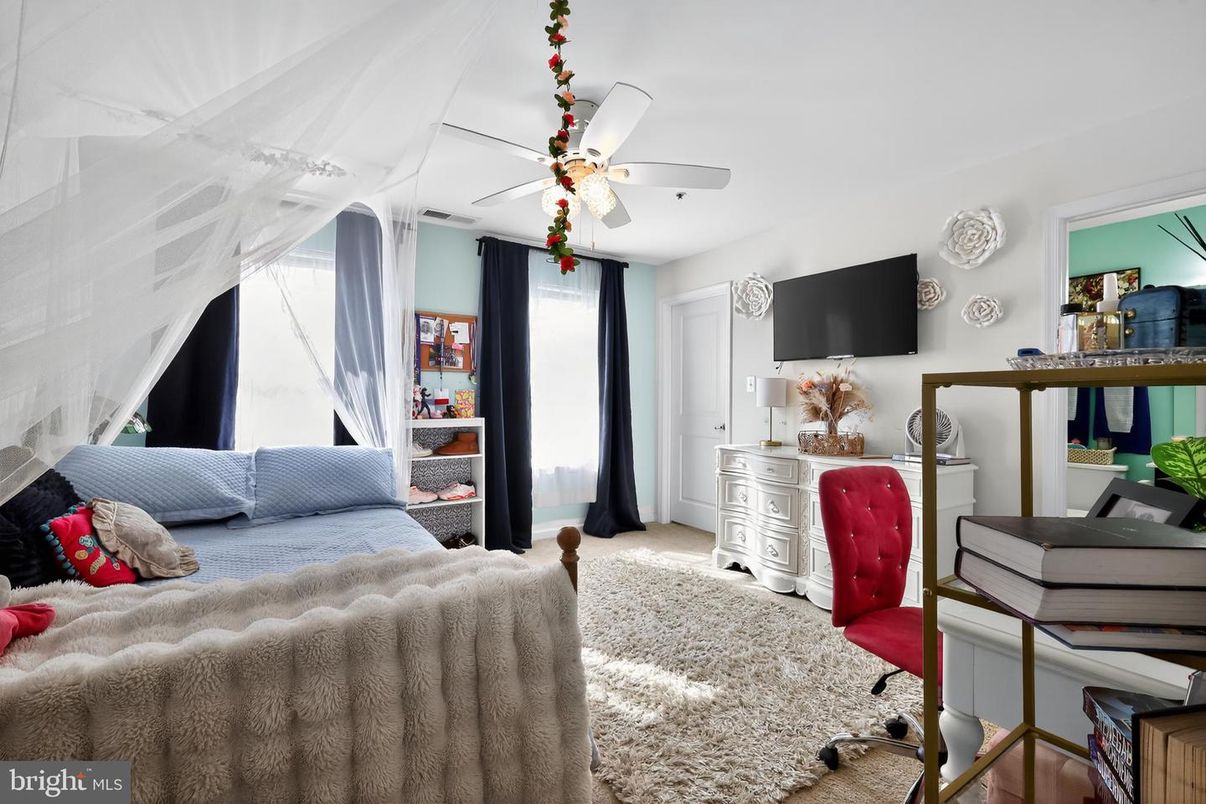 Home Office, Interior