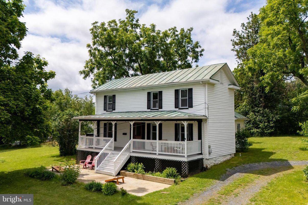 Backyard, Exterior, Facade, Queen Anne Victorian