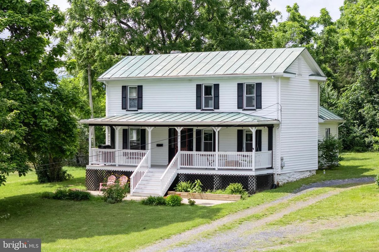 Exterior, Facade, Farmhouse