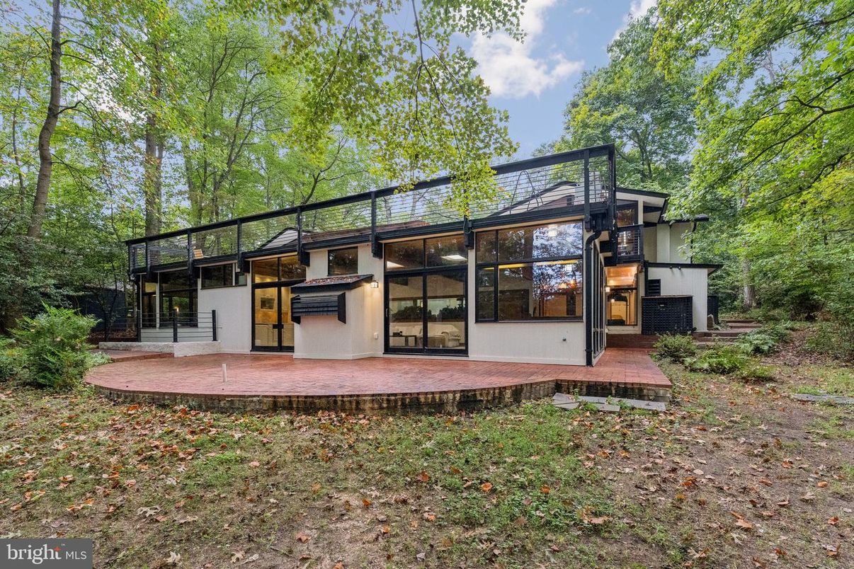 Backyard, Exterior, Facade, Modern