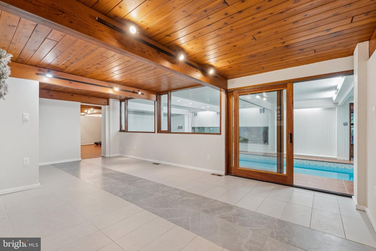 Empty room, Interior, Wooden Beams, Wooden Ceilings