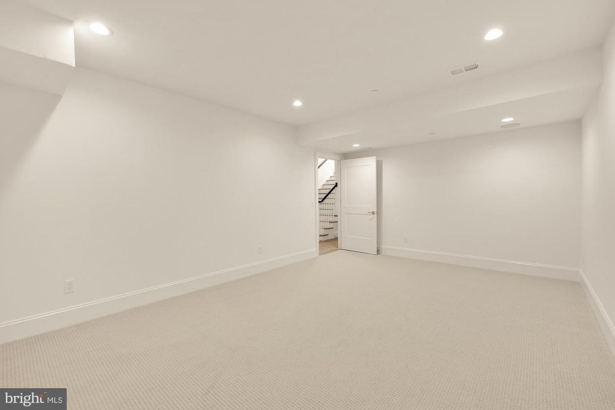 Empty room, Interior, Recessed Lighting