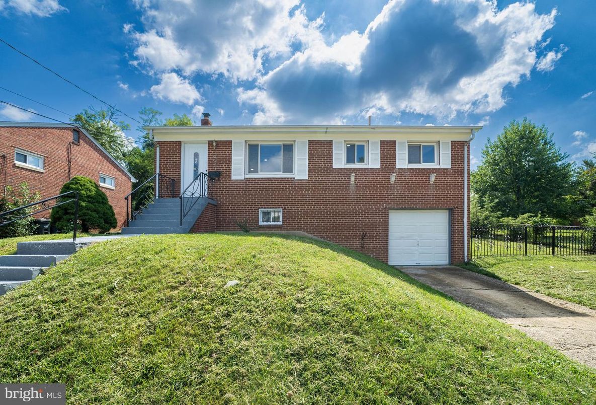 Attached, Exterior, Facade, Brick Facade, Raised Ranch