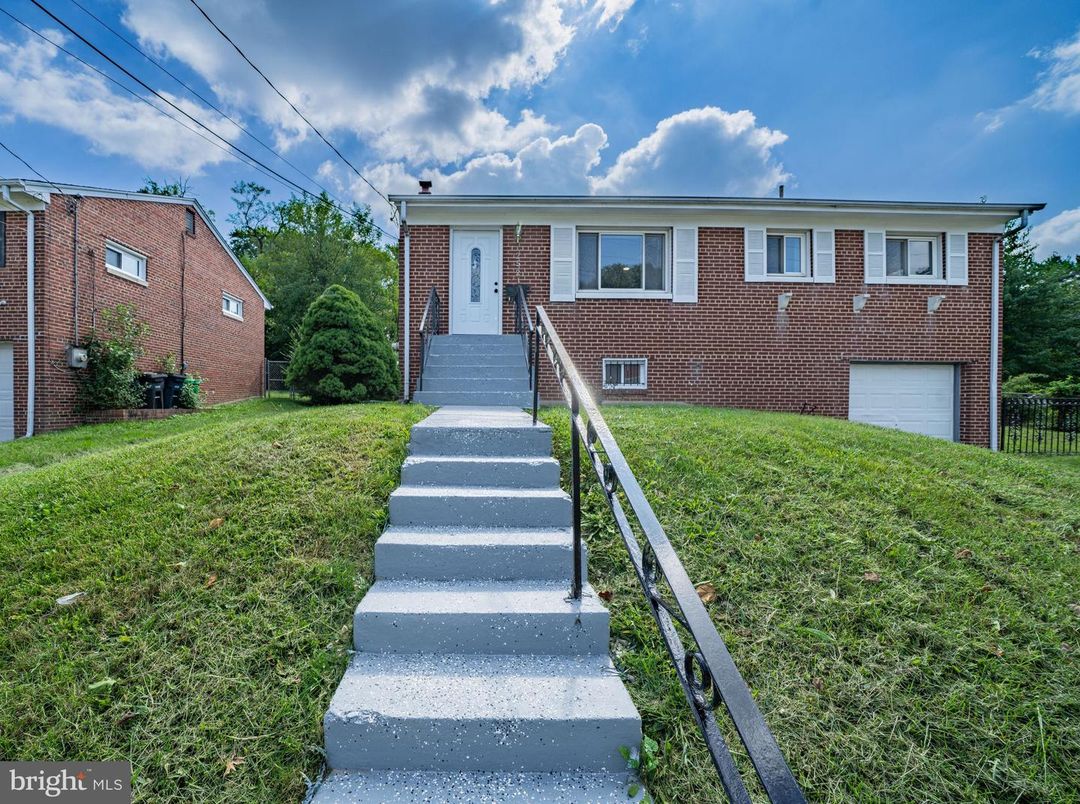 Attached, Exterior, Facade, Brick Facade, Raised Ranch