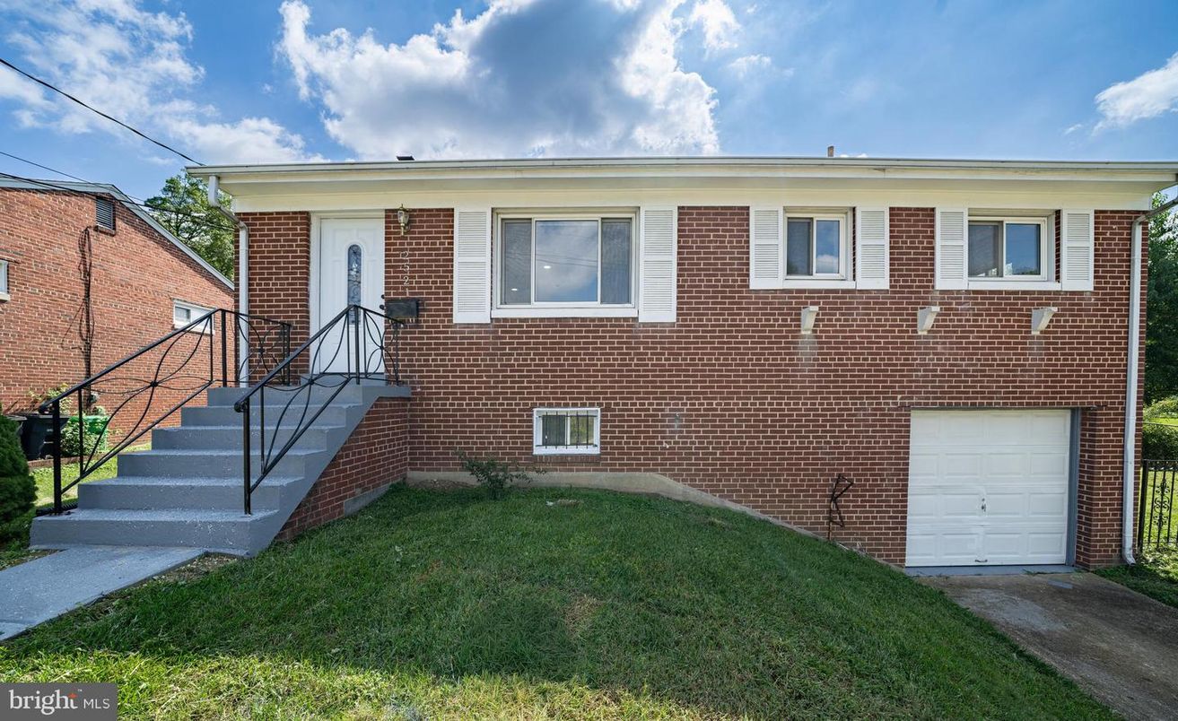 Attached, Exterior, Facade, Brick Facade, Raised Ranch