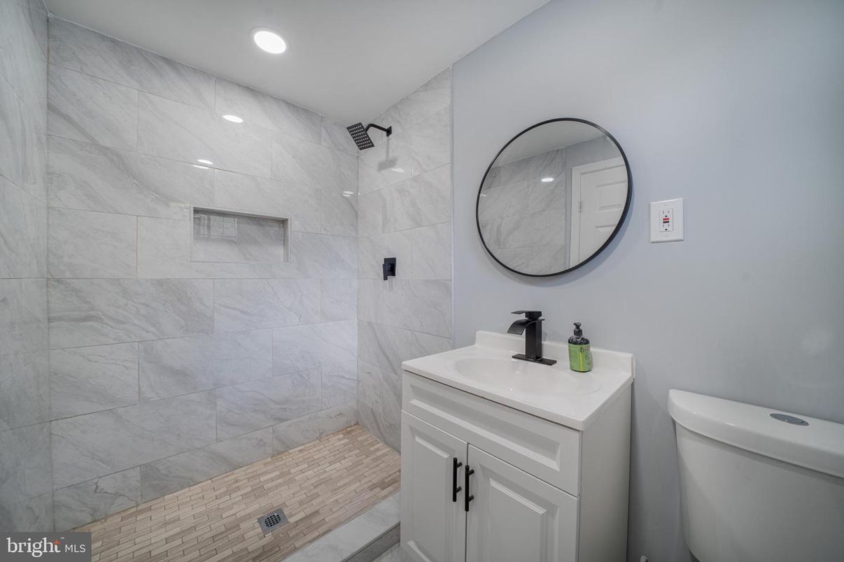 Bathroom, Interior, Marble Walls, Recessed Lighting