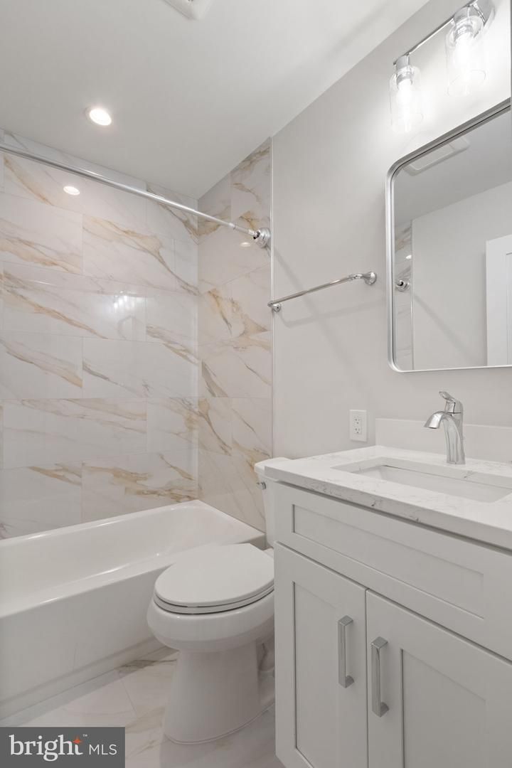 Bathroom, Interior, Marble, Marble Walls, Recessed Lighting
