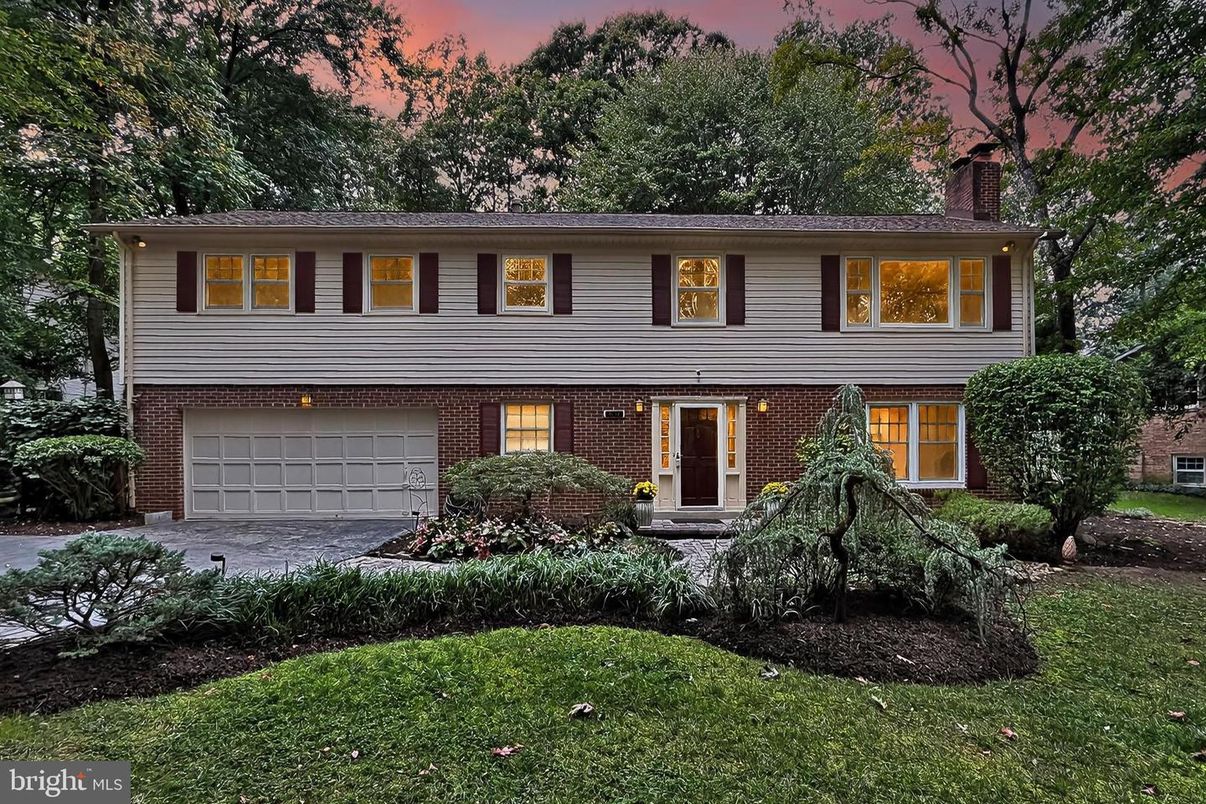 Attached, Exterior, Facade, Brick Facade, Raised Ranch