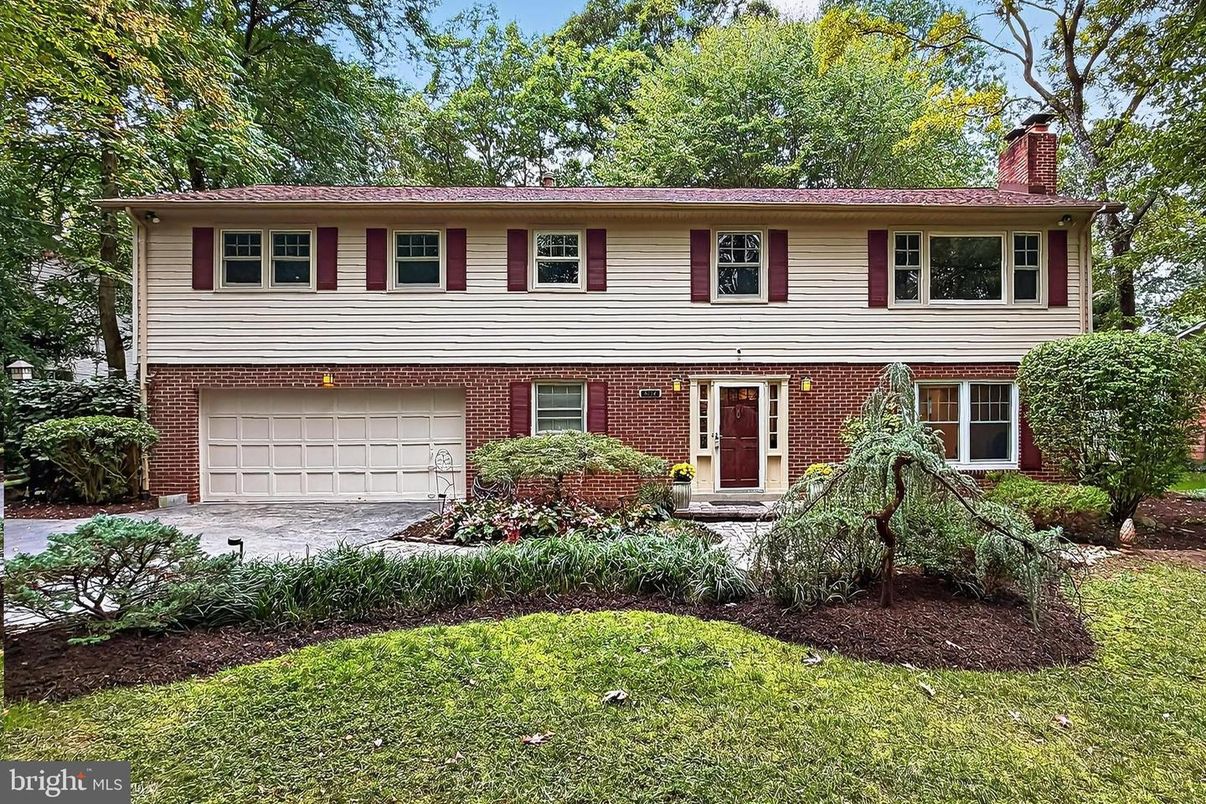 Attached, Exterior, Facade, Brick Facade, Raised Ranch