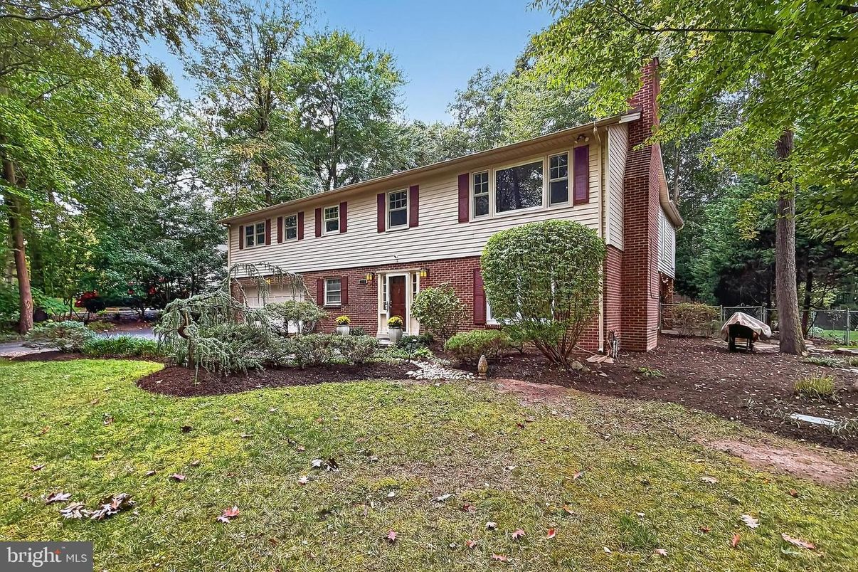 Exterior, Facade, Brick Facade, Raised Ranch