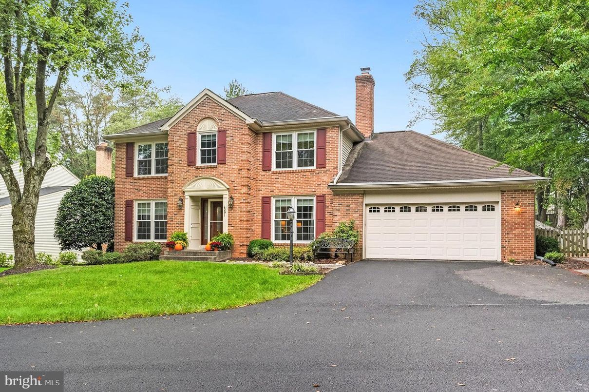 Attached, Exterior, Facade, Brick Facade, Georgian