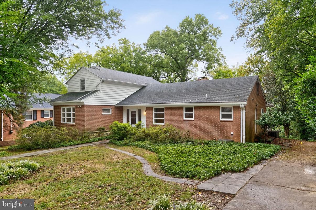 Exterior, Facade, Brick Facade, Cape Cod