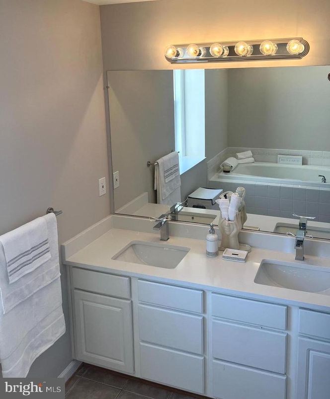 Bathroom, Dual Sink Vanities, Interior