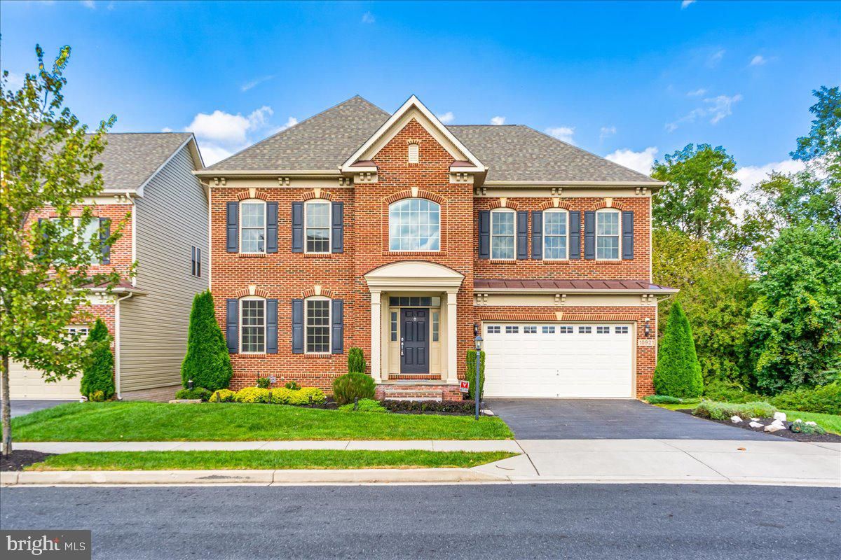 Attached, Exterior, Facade, Brick Facade, Georgian