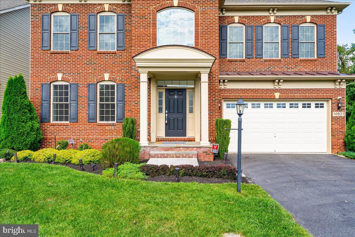 Attached, Exterior, Facade, Brick Facade, Georgian