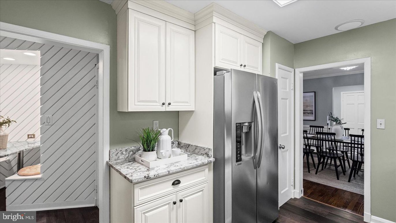 Dining room, Interior, Kitchen, Recessed Lighting, Wood Texture Flooring