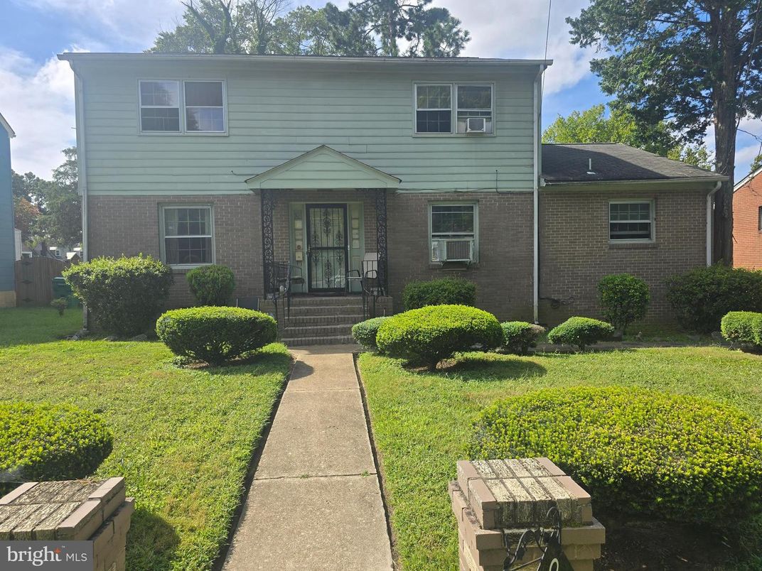 Exterior, Facade, Brick Facade, Split Level