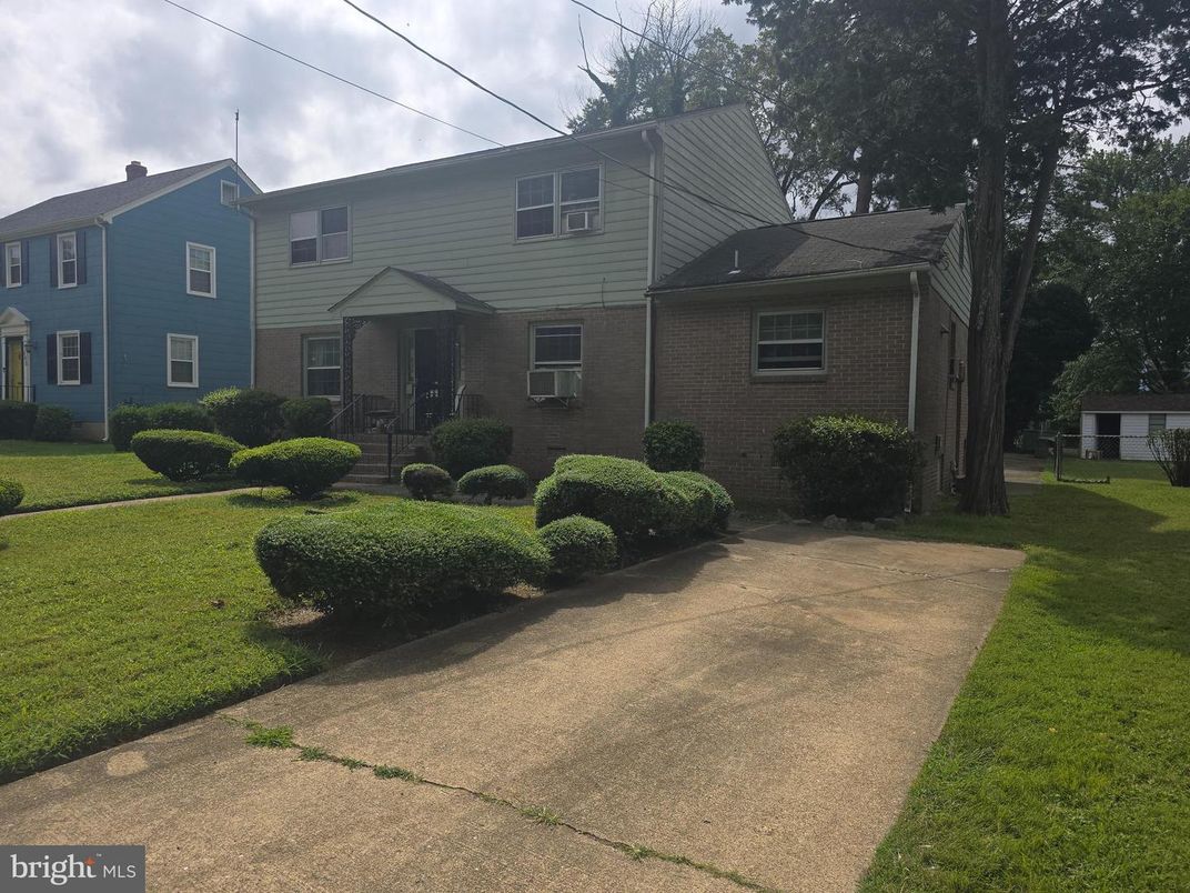 Exterior, Facade, Brick Facade, Rowhouse