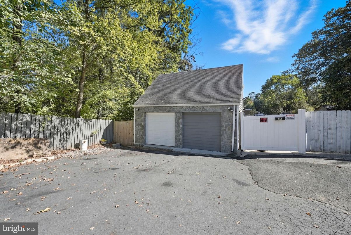 Detached Garage, Exterior