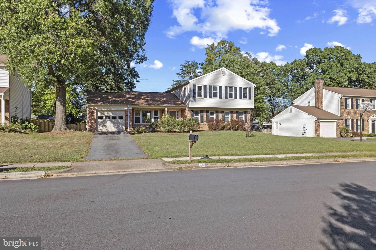 Exterior, Facade, Split Level