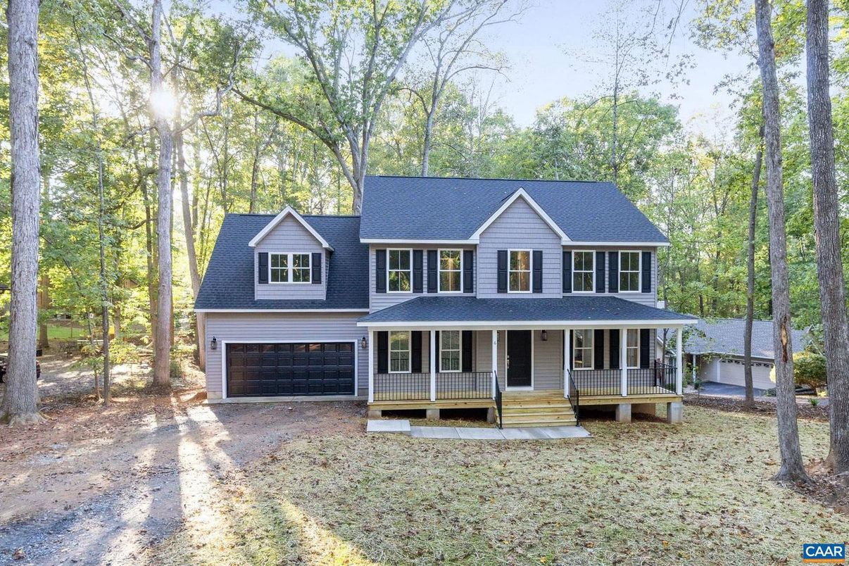 Attached, Exterior, Facade, Cape Cod