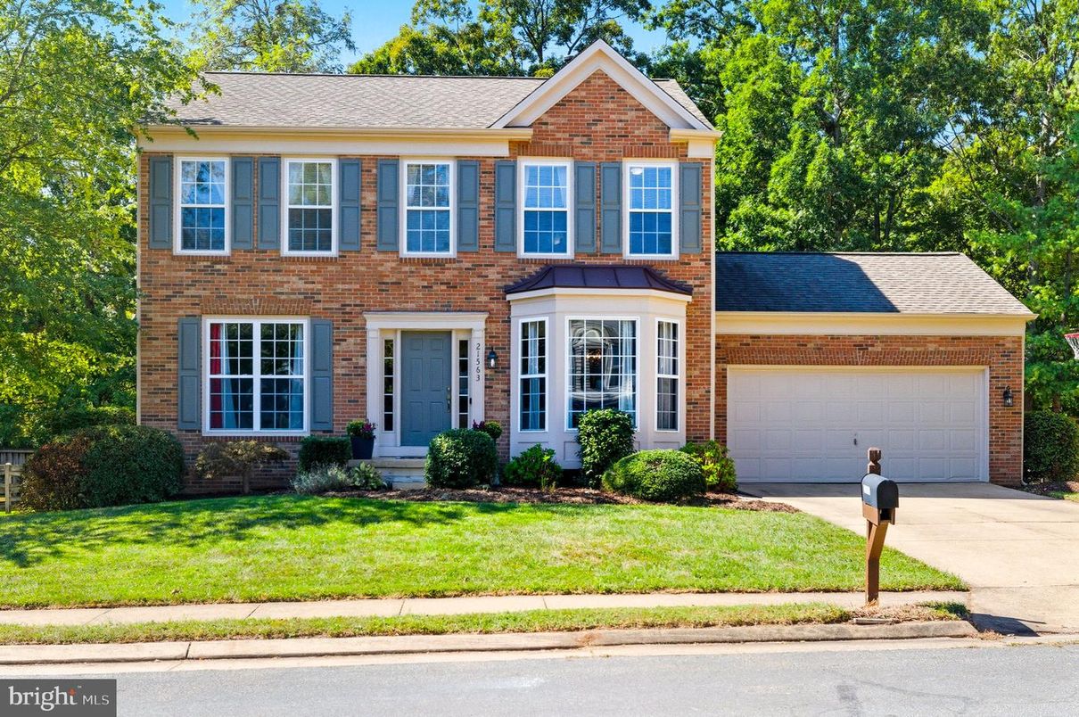 Attached, Exterior, Facade, Brick Facade, Georgian