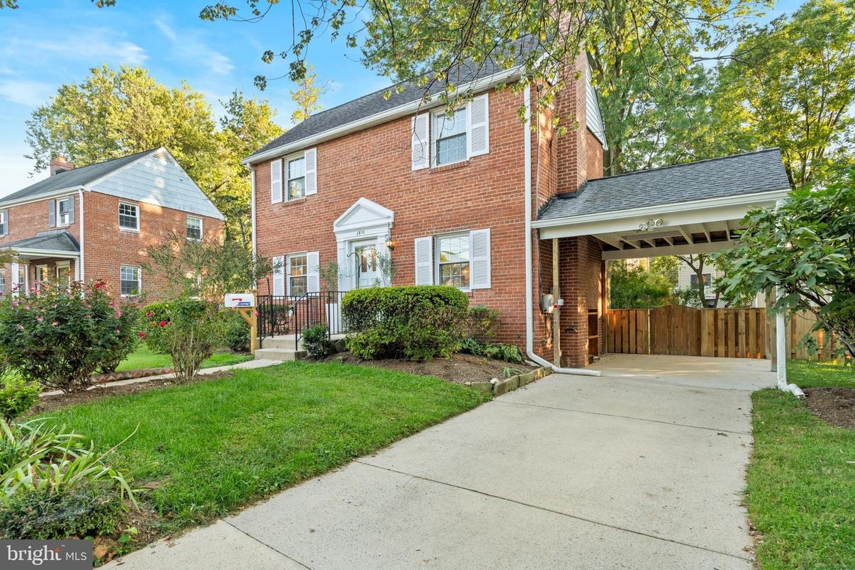 Exterior, Facade, Brick Facade, Georgian