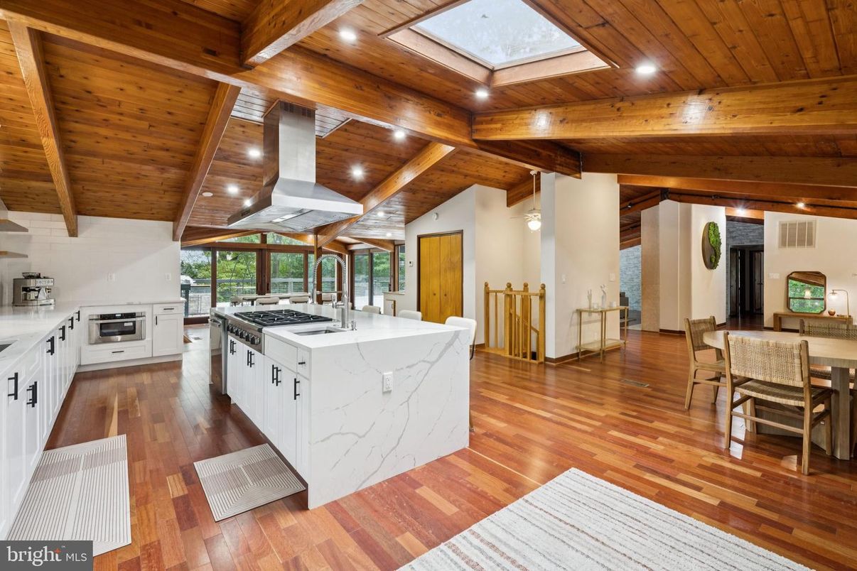 Dining room, Interior, Kitchen, Recessed Lighting, Stainless Steel Appliances, Wooden Beams, Wooden Ceilings, Wood Texture Flooring