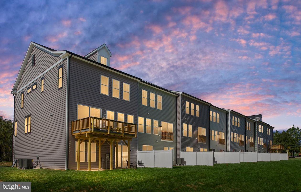 Exterior, Facade, Rowhouse