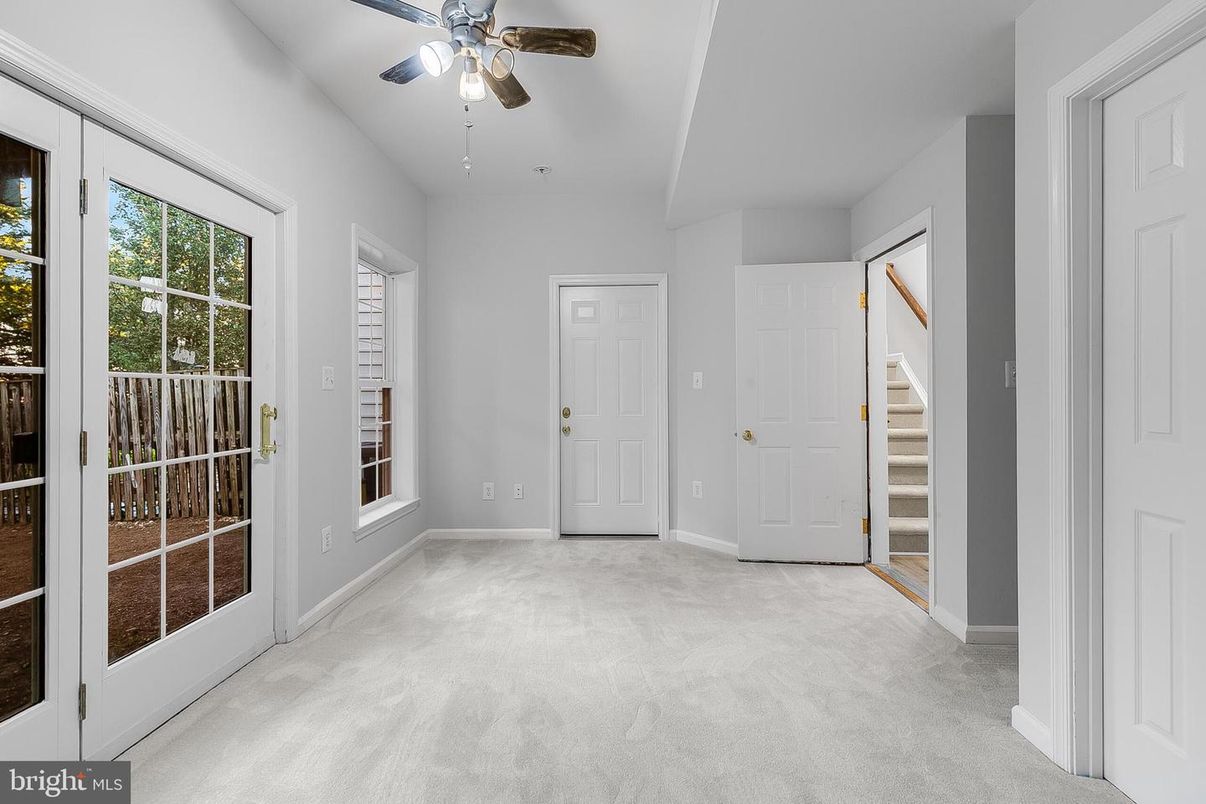 Empty room, Interior