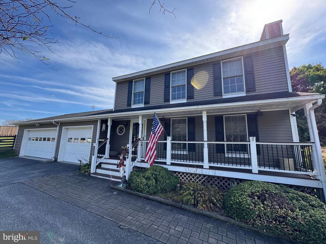 Attached, Exterior, Facade, American Foursquare