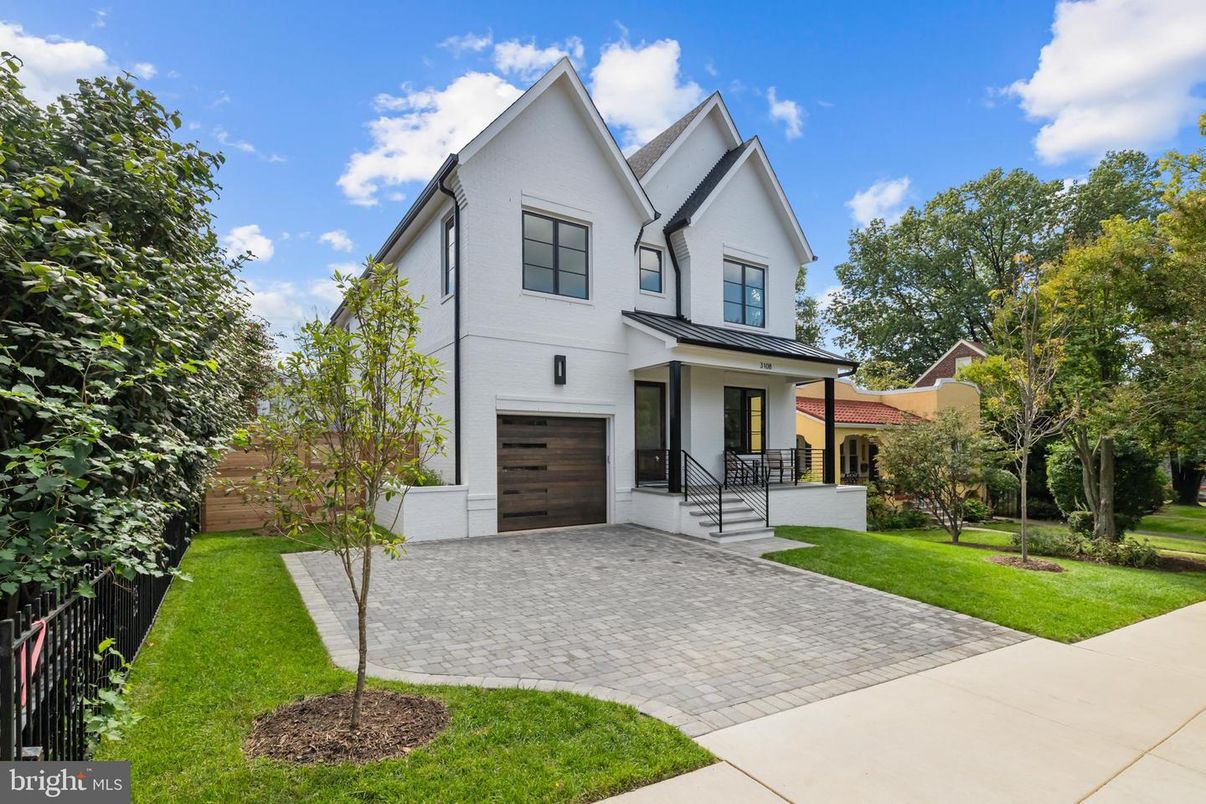 Attached, Exterior, Facade, Farmhouse