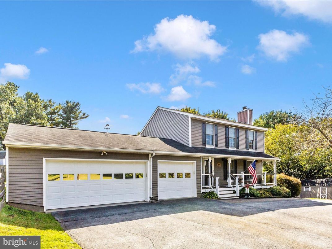 Attached, Exterior, Facade, Farmhouse