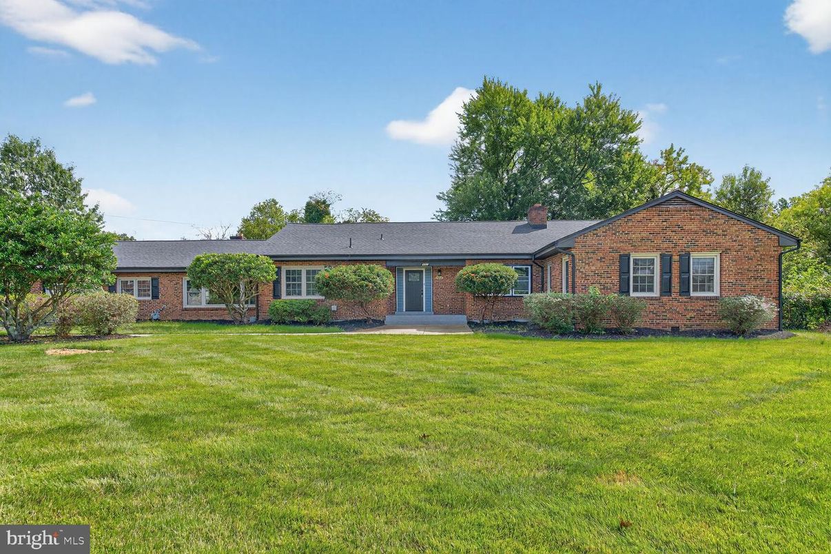 Exterior, Facade, Brick Facade, Ranch