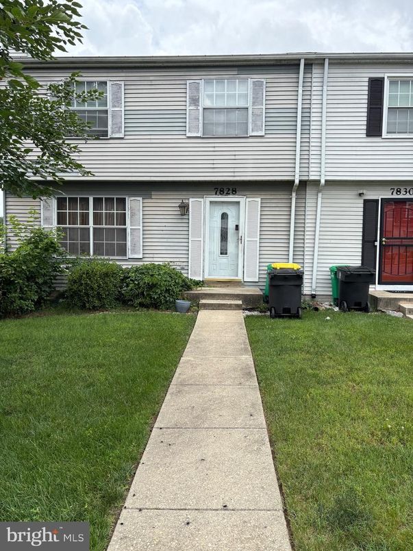 Exterior, Facade, Raised Ranch