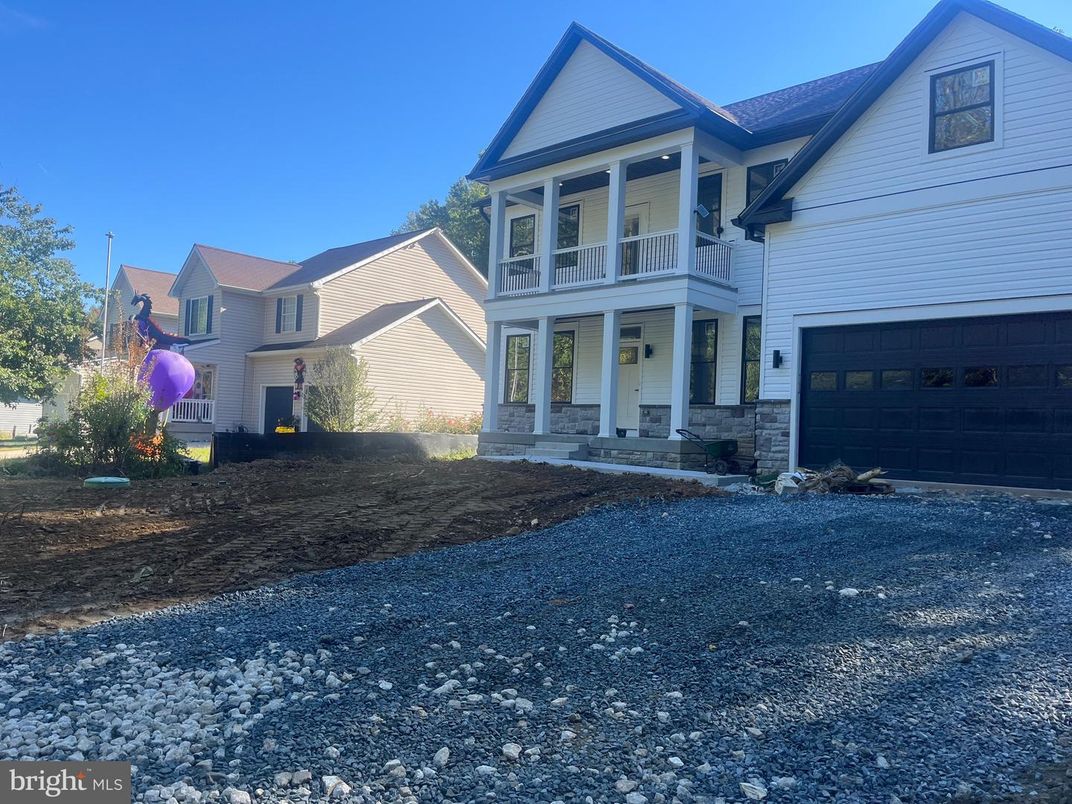 Attached, Exterior, Facade, Farmhouse