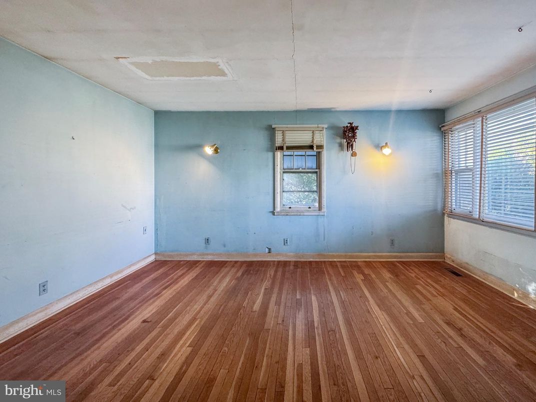 Empty room, Interior, Pendant Lights, Wood Texture Flooring